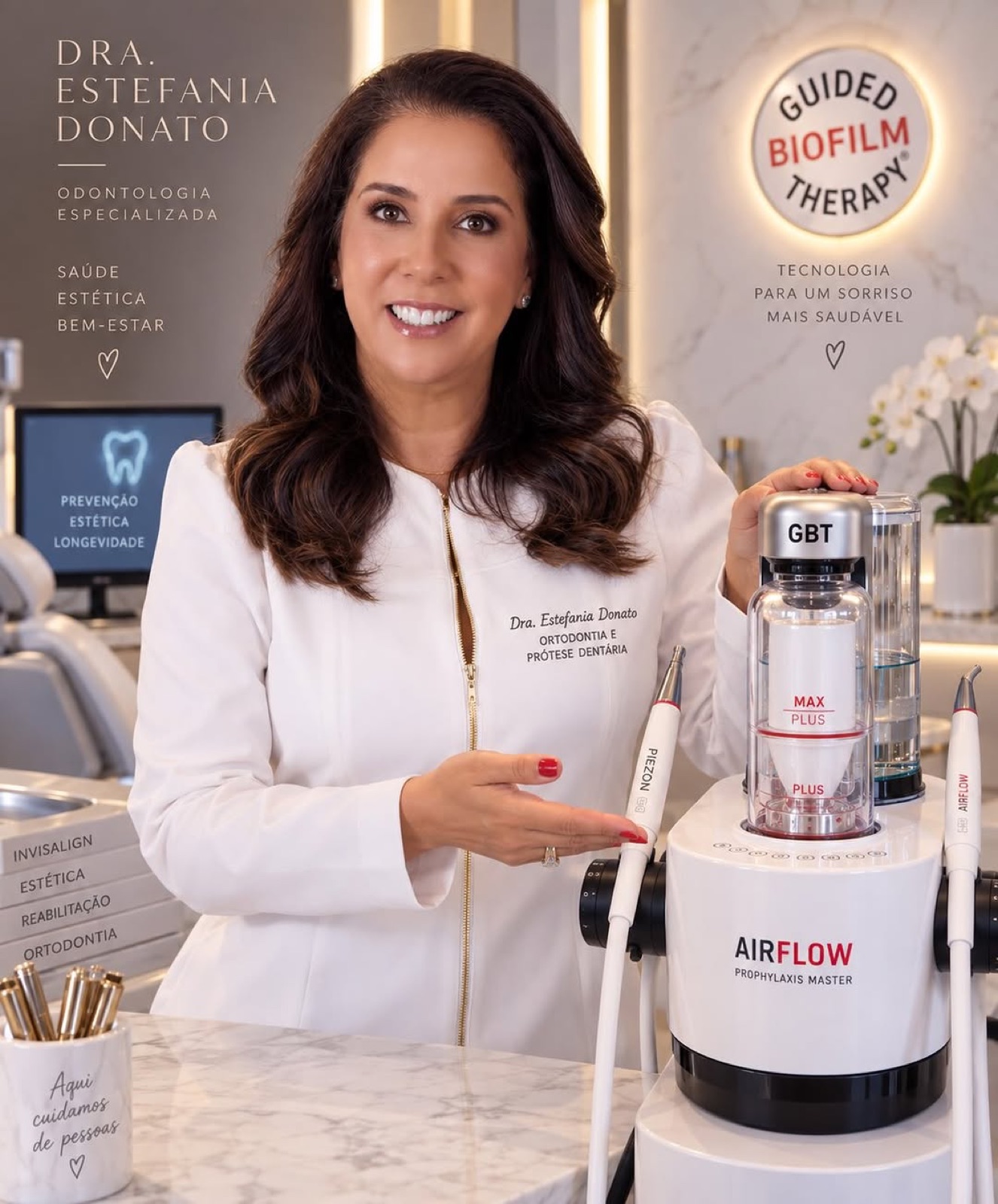 Dra. Estefania Donato no consult&oacute;rio com o equipamento AirFlow Prophylaxis Master